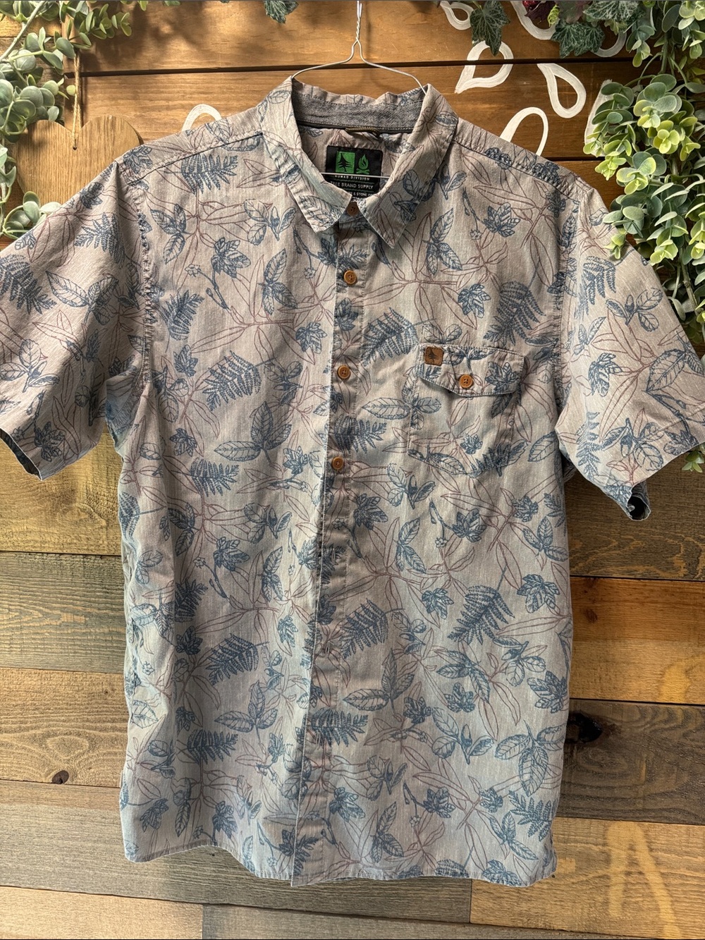 Men's Grey Short-Sleeve Blue Leaf Print Button-Down Shirt - TREE BRAND SUPPLY